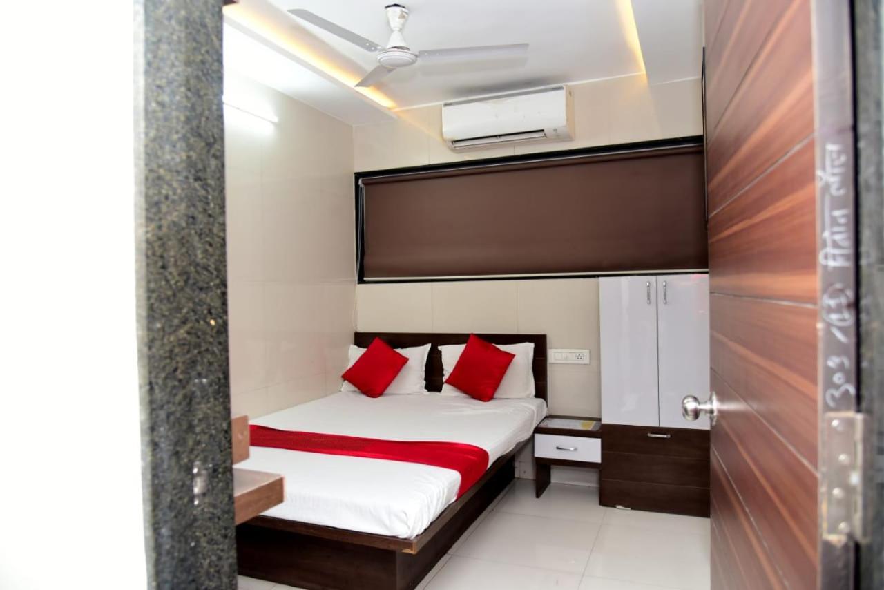 Nivant Lodge Solapur Extérieur photo